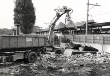 402205 Afbeelding van de sloop van de oude fietsenstalling van het N.S.-station Utrecht C.S. (Centraal Station) aan het ...